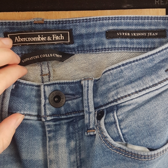 Medium wash skinny jean with no distressing - Picture 2 of 4